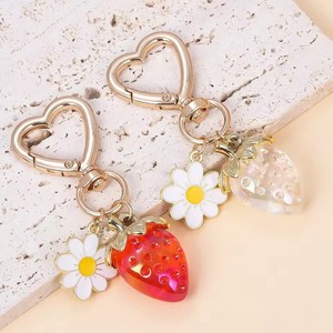 Lindo Llavero Colgante de Fresa Kawaii con Corazón, Flor y Margarita para Mujeres y Niñas, Accesorio para Bolsos y Carteras, Regalo - Product Image 2