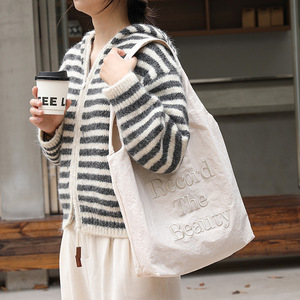 Sac fourre-tout décontracté coréen en velours doux, grand sac à bandoulière en nylon brodé de lettres tendance pour femme - Product Image 3