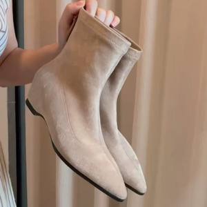 Bottines élégantes en daim à bout pointu avec fermeture éclair arrière, rehaussantes, pour femme, style cowboy, collection 2026 - Product Image 1