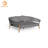 Lit de repos d'extérieur moderne avec coque en rotin/osier, coussins épais gris clair et pieds en bois massif, chaise longue surdimensionnée pour patio