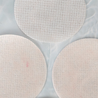 Populaire en Thaïlande : Tampon tonifiant semi-gel coloré jaune, concept rafraîchissant semi-gel, en tissu non-tissé à base de matériaux secs