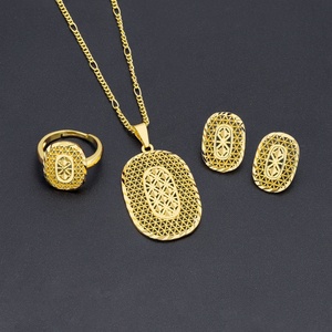 Juego de Joyería JXX de Lujo en Latón Chapado en Oro, 3 Piezas, Collar con Colgante, Aretes y Anillo para Mujer, a la Moda, para Fiesta, Gran Venta, Joyería de Moda - Product Image 1