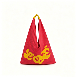 Sac fourre-tout triangulaire rouge avec lettrage jaune, sac de shopping tendance, design ouvert, utilisation toutes saisons - Product Image 1