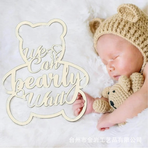 Adorno de madera con forma de oso amazónico para fotos de baby shower con la frase "We Can Bearly Wait", decoración para habitación de bebé - Product Image 2