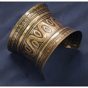 Brazalete de Metal de Moda que Agrega Estilo, Encanto y Personalidad, Complementa el Atuendo, Perfecto para el Día a Día o Ocasiones Especiales - Product Image 1