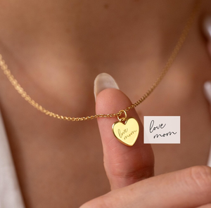 Collana Personalizzata Jietao con Lettera Firma e Cuore Inciso, Gioiello Commemorativo 'Amo la Mamma', Regalo per la Festa della Mamma, Ipoallergenico - Product Image 1