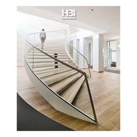 Escaliers d'intérieur en bois modernes personnalisés Escalier résidentiel en arc avec finition blanche et rampe en verre Main courante en acier inoxydable