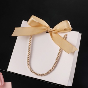 <span class=keywords><strong>Sac</strong></span> Cadeau Luxe Haut de Gamme en <span class=keywords><strong>Papier</strong></span> Couché Blanc Rose, Imprimé d'un Logo Personnalisé, pour Bonbons de <span class=keywords><strong>Mariage</strong></span> ou Bijoux, avec Ruban - Product Image 4