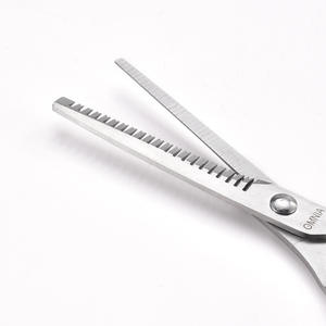 กรรไกรตัดผมสแตนเลสแบบมืออาชีพสำหรับใช้ในบ้าน พร้อมใบมีดที่แม่นยำและด้ามจับที่สะดวกสบาย - Product Image 5