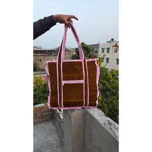 Bolsa de lona acolchada de algodón hecha a mano con estampado tradicional en bloques, elegante, duradera, ligera y espaciosa para viajes. - Product Image 1