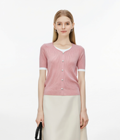 Haut en maille côtelée rose à col en V deux pièces pour femme, avec boutons décoratifs en cristal, poignets blancs, manches courtes, coupe ajustée, idéal pour l'été