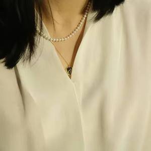 Collier avec pendentif en forme de disque plaqué or 18 carats, gravé avec une lettre personnalisée, bijoux pour femmes, cadeau - Product Image 6