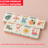 Jeu de société Mahjong personnalisé pour 4 joueurs, fabriqué par une usine certifiée BSCI, avec tuiles de jeu Palm Springs en couleurs Soft Coral, Blush, Mint et Aqua.