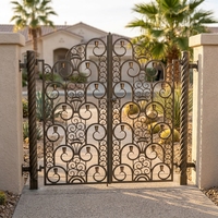 Diseño de Puertas Dobles Rústicas de Hierro Forjado para Entrada de Vehículos en Casas de California