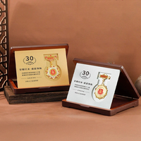 Scatola Espositiva Pieghevole in Legno di Pino Personalizzata per Medaglie, Design Inciso, Contenitore in Legno Vuoto per Medaglie Retirate, da Appendere a Parete
