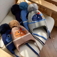 Bonnet d'hiver chaud en tricot pour enfants, personnalisé avec logo, motif dinosaure, doublure polaire, protection des oreilles, pompon, dessin animé mignon