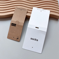 Étiquette en papier d'art de marque à la mode personnalisée pour chaussettes Étiquettes volantes d'emballage de manchon de chaussette d'impression de cintre en carton