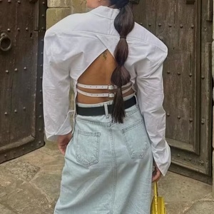 แฟชั่น 2025 เสื้อสตรีทแวร์เก๋ไก๋ เสื้อเปิดหลังผูกเชือก เซ็กซี่ ทรงบ็อกซี่ ติดกระดุม สีขาว ปกคอพับ  เสื้อผู้หญิงแบบเว้าลายฉลุ - Product Image 2