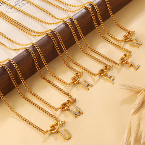 Collares con Colgante de Letra Chapados en Oro, Cadena Figaro con Incrustaciones de Circonia Cúbica, Joyería Unisex Moderna para Uso Diario - Product Image 3
