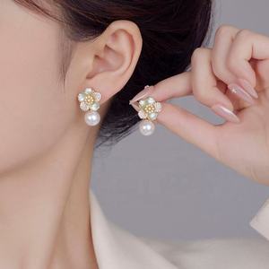 Boucles d'oreilles en laiton plaqué or de conception unique haut de gamme française 2024, zircon, diamant, fleur, perle, goutte, luxe, élégantes, clous tendance - Product Image 1