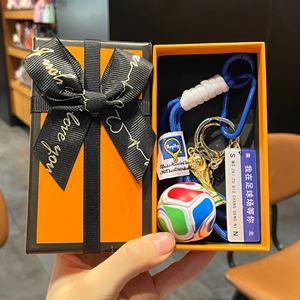 Souvenir de fan de tournoi de football international - Porte-clés créatif en ABS 3D en forme de ballon et de trophée de victoire - Cadeau promotionnel haut de gamme pour les fans de sport - Product Image 1