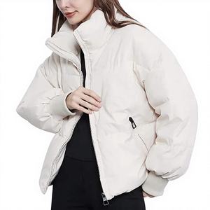 Blouson court matelassé pour femme, nouveau design, manteau d'hiver personnalisé, en tissu court tissé, chauffant et coupe-vent - Product Image 1