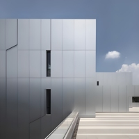 Panneau de façade en alliage d'aluminium sur mesure, revêtement solide, enduit PVDF, classe ignifuge, anti-corrosion pour mur-rideau extérieur
