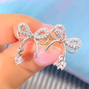 Pendientes de moda coreanos con borlas de circonita cúbica, chapados en oro, con lazo y dije de mariposa para mujer - Product Image 1