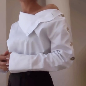 Blusa de Moda para Mujer con Cuello Alto y Botones Metálicos que Deja Ver los Hombros - Product Image 3