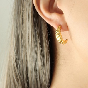 Pendientes de Moda Sencillos en Forma de C, Chapados en Oro de 18k, Pendientes de Acero Inoxidable con Rosca - Product Image 4