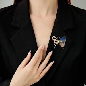女性用ブローチ用オリジナルハイエンド女性用ブローチ柄スネークバタフライピン - Product Image 1