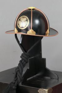 Tokugawa Ailesi Armasıyla Süslü Japon Samuray Kabuto Miğferi, Sergileme Amaçlı Geleneksel Metal Samuray Miğferi - Product Image 3