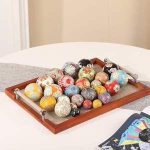 كرة خزفية صينية يدوية الصنع زرقاء وبيضاء بنقوش ثلجية حمراء مختلفة، كرة زخرفية لعيد الميلاد وعيد الفصح - Product Image 1