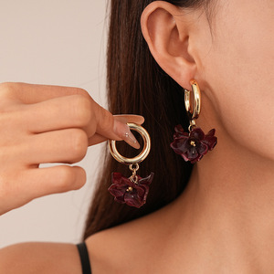 Top 10 Boucles d'oreilles créoles à clous en acrylique avec pétales de fleurs argentés, vintage, simples, élégantes, haut de gamme pour femmes - Product Image 4