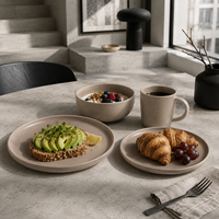 Service de table en grès brun neutre, comprenant assiettes, bols et tasses en céramique pour tables à manger