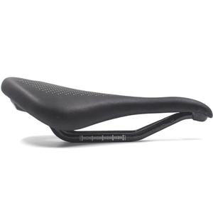 Sillín de <span class=keywords><strong>Bicicleta</strong></span> de Montaña de Fibra de Carbono Completa Asiento para <span class=keywords><strong>Bicicleta</strong></span> de Carretera Cojín de Asiento de <span class=keywords><strong>Bicicleta</strong></span> Cómodo Sillín de Cuero - Product Image 3