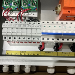 Boîtier de Combinaison DC Intelligent 12 Entrées 12 Sorties OEM en Gros avec <span class=keywords><strong>Borne</strong></span> Étamée pour l'Ingénierie Solaire Mondiale - Product Image 3
