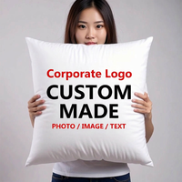 Coussin personnalisé avec logo de marque pour décoration de bureau professionnelle, idéal pour les cabinets d'avocats, les consultances ou comme cadeau client.