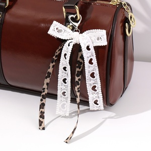 2025 mode personnalisé blanc évider amour arc motif léopard flotteur porte-clés sac pendentif - Product Image 6