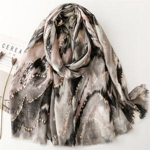 Moda Europeia Padrão Geométrico Único Impresso Xales Para As Mulheres Envoltórios Exteriores Folha De Ouro Glitter Lenço De Algodão Hijabs Muçulmano - Product Image 3
