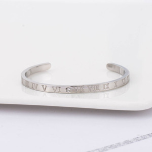 Bracelet manchette en acier inoxydable avec lettres romaines et incrustation de diamants, design ouvert, bijou cadeau - Product Image 3