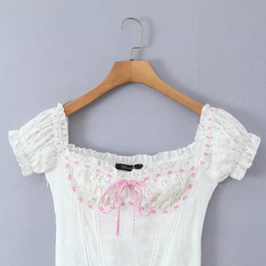 เสื้อผ้าผู้หญิงคอลเลคชั่นต้นฤดูใบไม้ผลิปี 2026 - สไตล์สาวชนบทฝรั่งเศส - ชุดเดรสลายสก็อตปักลายดอกไม้หวานๆ แบบไหล่เดียว - Product Image 2