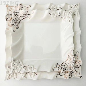 Service de vaisselle carré en <span class=keywords><strong>porcelaine</strong></span> blanche, vente en gros, <span class=keywords><strong>assiette</strong></span> en céramique à bord doré avec motif floral 3D en relief pour mariages et banquets d'hôtel - Product Image 1