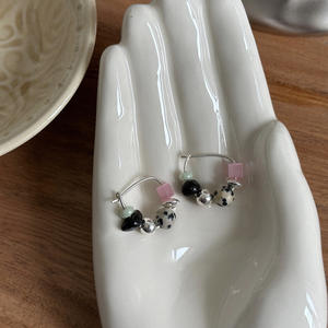 Nouveauté, boucles d'oreilles créoles tendance au design unique, plaquées or 18 carats, pierre naturelle irrégulière, couleur personnalisée - Product Image 4