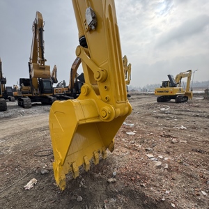Excavatrice hydraulique Komatsu PC240LC de 24 tonnes, modèle 2024, puissance de 110 kW, capacité de la benne de 1,2 m, avec moteur Cummins, pompe et tarière incluses - Product Image 2