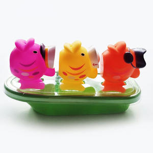 Ensemble <span class=keywords><strong>de</strong></span> jouets <span class=keywords><strong>de</strong></span> <span class=keywords><strong>bain</strong></span> en caoutchouc publicitaire personnalisé, navire <span class=keywords><strong>pirate</strong></span> en vinyle et petits poissons qui font des jets d'eau - Product Image 1