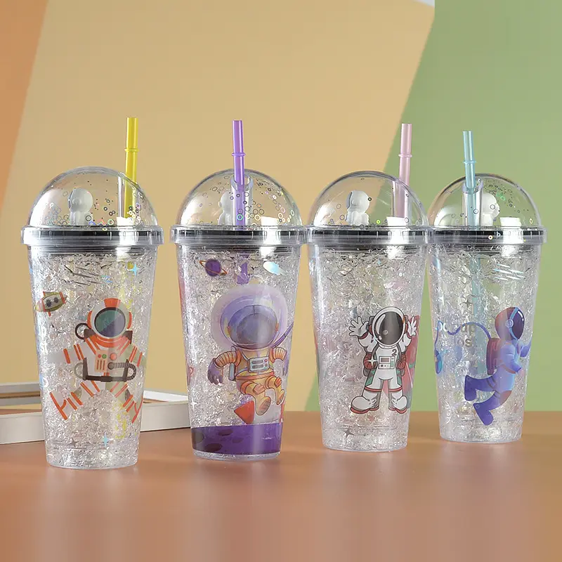 가벼운 아이스 컵 병 만화 우주 비행사와 빛 투명 더블 레이어 짚 플라스틱 물 컵 병 여름의 새로운 스타일