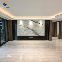 Carrelage intérieur moderne pour appartement, en marbre blanc doré KT STONE, veinage à effet de brossage brun doré, pour plancher de salon ouvert.