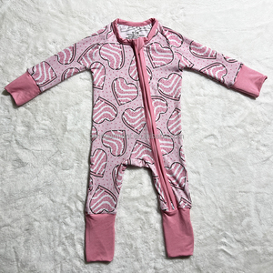 वेलेंटाइन डे दिल का केक प्रिंट पश्चिमी बांस के जिप्पी पजामा के सुंदर बच्चे को एक टुकड़ा रोमांटिक नींद - Product Image 1