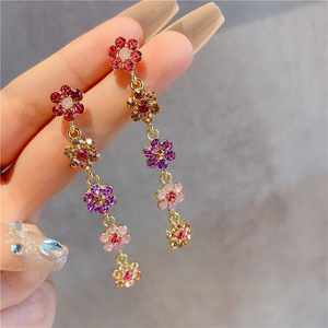 <span class=keywords><strong>Orecchini</strong></span> con strass a fiori colorati da donna con design dolce piccoli <span class=keywords><strong>orecchini</strong></span> lunghi con nappine - Product Image 3